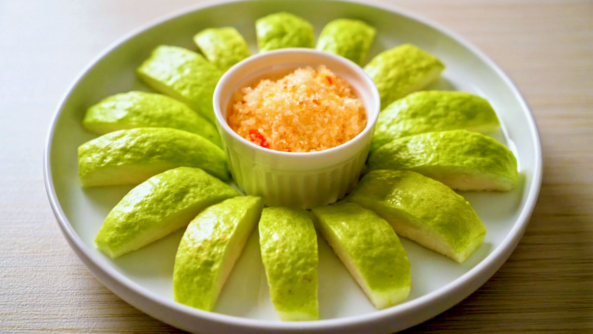 moi-ngay-an-1-qua-oi-co-the-nhan-ve-11-loi-ich-suc-khoe-bat-ngo